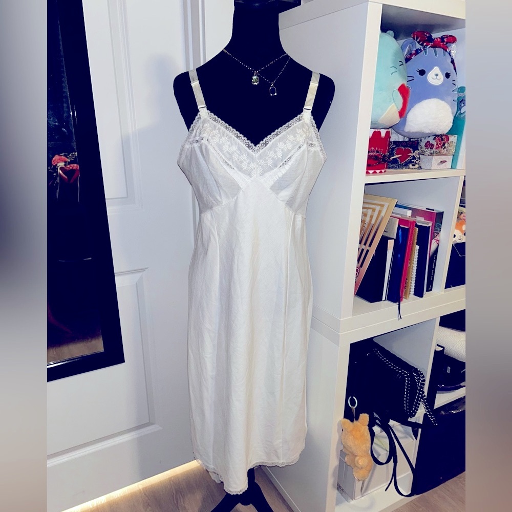 Vintage 1950's Wonder Maid Lingerie
White MIDI Full Slip